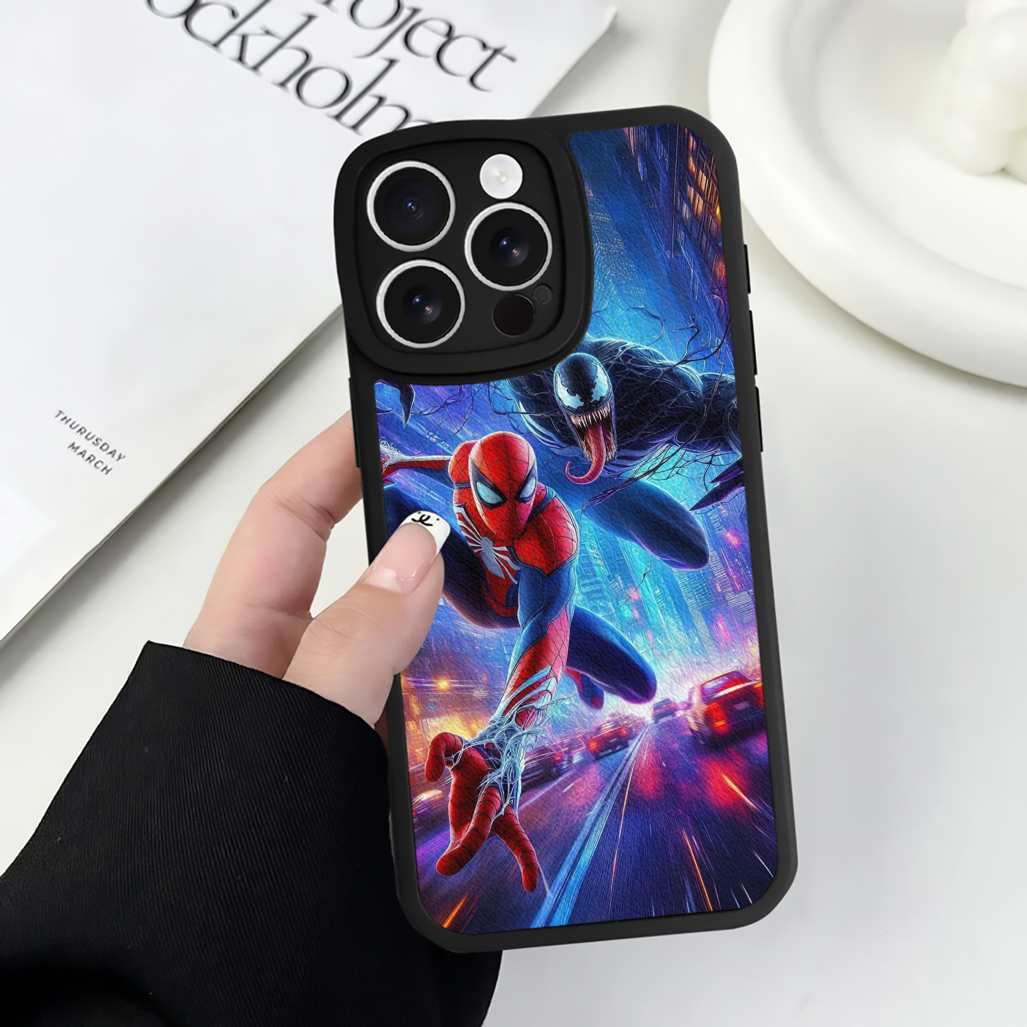 Spider Man スパイダーマン 【iPhone 16シリーズ対応】シリコンスマホケース（レザー調） 材質：シリコン
